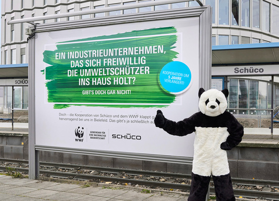 Schüco und der WWF verlängern ihre Kooperation um weitere fünf Jahre. Hier ein Foto zur Schüco-Kampagne zur WWF-Kooperation.