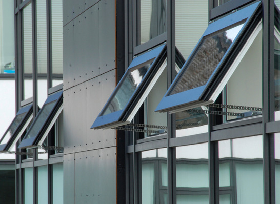 Kettenantriebe automatisieren die freie Fensterlüftung und machen sie damit ­besonders effektiv. Sensoren – zum Beispiel zur Bestimmung des CO2-Gehalts in der Luft – messen dabei permanent die Raumluftqualität und sorgen dafür, dass sich Fenster bei Bedarf automatisiert und geräuscharm öffnen und schließen.