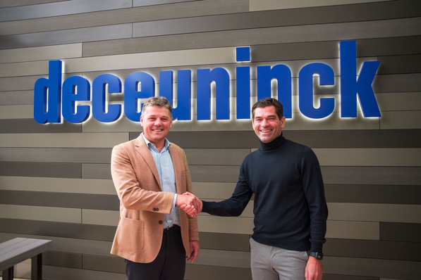 Francis Van Eeckhout, CEO der Deceuninck Gruppe und Philip Roodhooft, Geschäftsführer des Radsporteams Alpecin-Fenix schließen einen neuen Co-Sponsoring Vertrag. (v.l.)