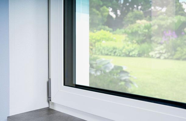 Kantige Glasleisten setzen das Design der Außenansicht bei Gealan ­Linear auf der Raumseite der Fenster fort.