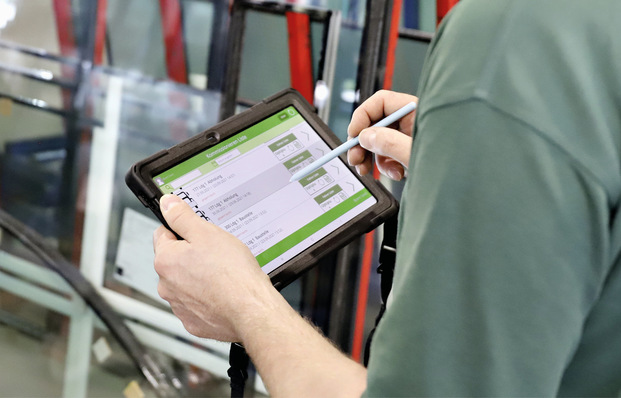 Mit Apps für Tablets und Handys hat Hegla New Technology eine Möglichkeit geschaffen, um eine Reihe von Abläufen in der Fertigung zu unterstützen. Hier ein Mitarbeiter aus dem Versand bei der Kommissionierung. Alle Daten sind digitalisiert, was das Finden von Gläsern vereinfacht sowie die Glasdaten dokumentiert.