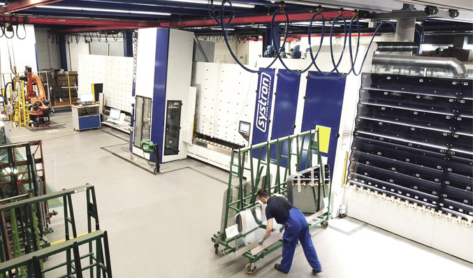 Durch den automatisierten Gestelleinzug in Kombination mit dem Roboter, kann die Produktionsware von einer kompletten Schicht gepuffert werden.