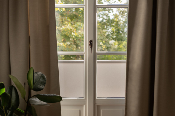 Vorhang auf für Aquawood Covapro von Adler bei Sorpetaler: Ob klassisch in Weiß mit Sprossen und Zierleisten …