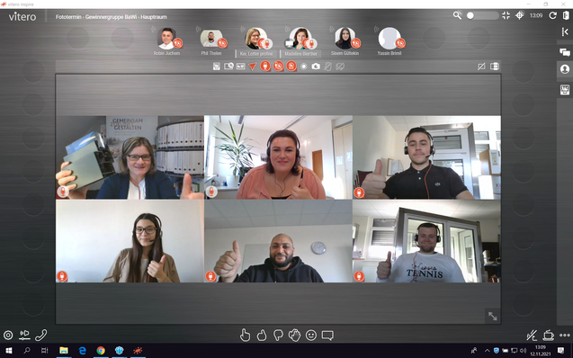 Mit der Trainingsplattform „vitero“ werden Kommunikationsprozesse natürlich abgebildet. Hier im Bild die Azubi-Gruppe der Firma Kochs aus Herzogenrath-Merkstein, die die höchste Punktzahl in der Abschluss-Prüfung erzielt hat.