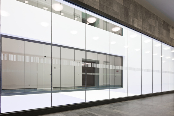 Edel, transparent, praktisch: Nur durch eine feuerbeständige Silikonfuge und einen Intumeszenz-Streifen getrennt, fügen sich die  einzelnen Pyrobel Brandschutz-Gläser elegant Kante an Kante. Damit sind sie zudem leichter zu reinigen. 