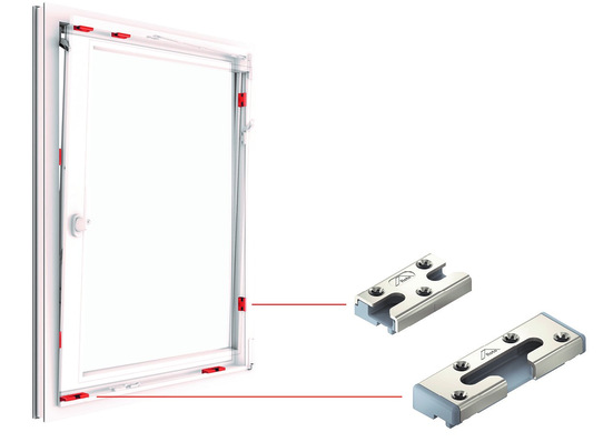 Das „Roto NX“-Sortiment umfasst ab sofort optimierte Stahlrahmenteile, die sich laut Hersteller in Kombination mit Sicherheitsschließzapfen für PVC- und Holzfenster bis RC 3-Niveau eignen. Hinzu komme verstärkter Kundennutzen auf den Feldern Verarbeitung und Montage, Bedienkomfort und Design. Das Foto zeigt ein „TiltSafe“-Fenster mit Sicherheitskipplagern und -schließstücken.