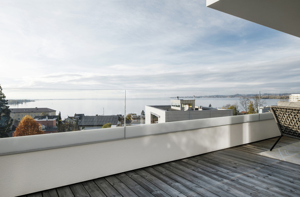 Glas Marte bietet die neue Absturzsicherung in mehreren Ausführungen an. So kann der Auftraggeber u.a. entscheiden, ob ein Teil der Brüstung sichtbar ist oder nicht.