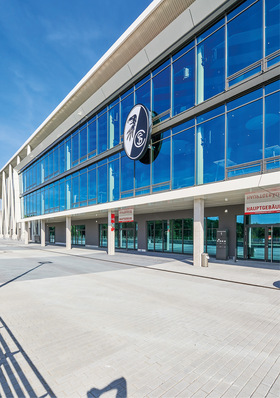 Eine Pfosten-Riegel-Fassade schmückt den Eingangsbereich des Stadions