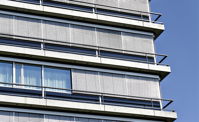 Hier die aufw﻿ändig mit Hueck-Profilen sanierte Fassade.