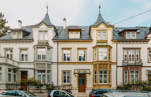 Beim Umbau des früheren Stadthauses der Gebrüder Georg und Rudolf Stamm aus dem Jahr 1897 (Mitte) blieb die Außenansicht der historischen Fenster original erhalten. Die frühere Einfachverglasung der Fensterelemente wurde hierbei optisch unauffällig durch ein sehr schlankes 2-fach-Isolierglas von Saint-Gobain ersetzt.