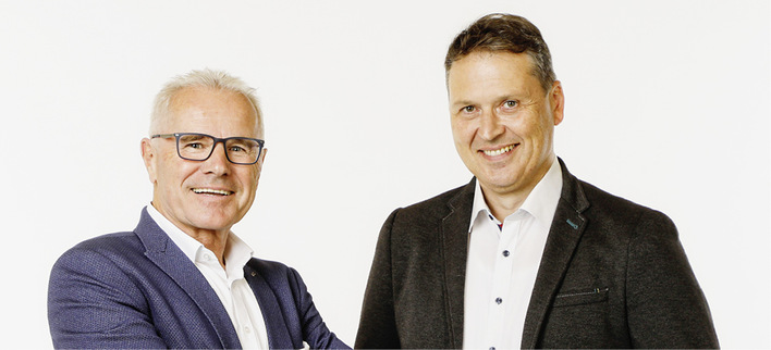 Der Geschäftsführer von Oertli Werkzeug- und Maschinenhandels-GmbH, Ulrich Ritter (l.), verabschiedet sich in den Ruhestand und übergibt die Leitung an den Experten für die Fenster- und Türenproduktion und Holzbau, Bernd Jörg.