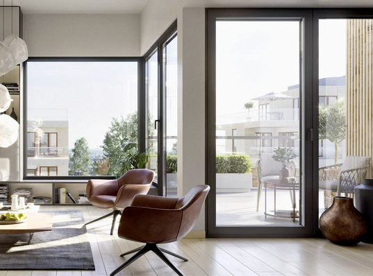 Edles Design, schlanke Profilansichten und viel Glas machen die Fenster der Miru 3 -Serie zu einem gefragten Begleiter für Neubau und Sanierung. Bereits in der Grundausstattung verfügt das neue Profilsystem über eine ­3-fach-Verglasung. Es ist darüber hinaus dank des Rahmenmaterials Aluminium sehr langlebig und durch seine Konstruktion extrem witterungsbeständig. Die Schlagregendichtheit beträgt bis zu 2.400 Pa nach DIN EN 12208. Dies übersteigt die offiziellen Klassen um ein Vielfaches.