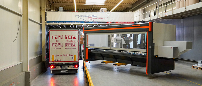 Verladung der Jubiläumsmaschine in den LKW des Kunden.