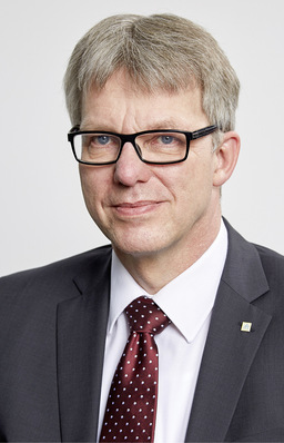 P﻿rof. Jörn P. Lass ist ift-Institutsleiter und seit über 37 Jahren in der Fenster- und Fassadenbranche tätig. Als Glaser und Fensterbauer und Holzbauingenieur war er in leitenden Funktionen bei einem Systemgeber, Fenster- und Fassadenherstellern sowie 14 Jahre im ift in den Bereichen Forschung, Prüfung, Güteüberwachung, Normung und Zertifizierung tätig. Danach leitete er als Professor an der TH Rosenheim die Studienrichtung „Gebäudehülle“ und ist seit 2020 als Institutsleiter wieder im ift Rosenheim.