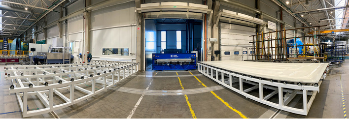 Hier die LamiPress des Glasveredlers Glassbel, mit der sich bis zu 8 m lange VSG-Scheiben fertigen lassen.