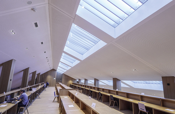 Neben der großen Büchersammlung werden 740 Lese- und Arbeitsplätze werden effektiv beschattet.