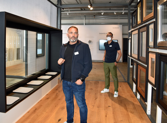 Till und Götz (im Hintergrund) Schmiedeknecht freuen sich, das neue Beratungskonzept jetzt auch dem  breiten Publikum auf der Messe präsentieren zu können.