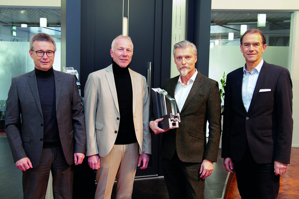 v.l.: Ernst Semar, Business Director Glass EIMEA bei H.B. Fuller | Kömmerling, Michael Merkle, Key Account Manager bei H.B. Fuller | Kömmerling, Dominik Kiefer aus dem Product Market Management der profine GmbH und Stefan Schäfer, Chief Product and Marketing Officer bei der profine GmbH, arbeiten eng zusammen.