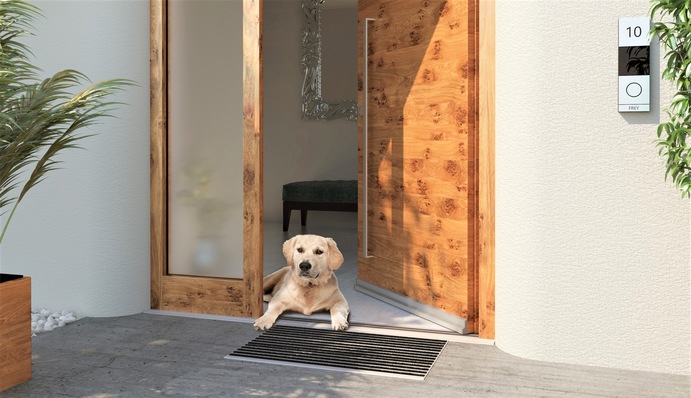 Sobald barrierefreie Haustüren nach DIN 18040-1 und -2 gefordert sind, müssen diese laut Nullschwellen-Stellungnahme aus dem Jahr 2013 konsequent mit Nullschwellen ausgestattet werden. Dabei entsteht neben einer zielgruppenübergreifenden Nutzbarkeit eine ergonomische und gestalterische Verbesserung für alle.