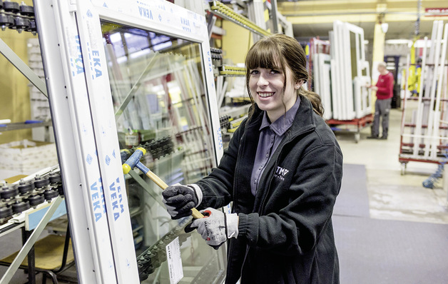 Jobbloggerin Franzi bei der „Hochzeit“: Mit einem speziellen Hammer werden ­Glasleisten an einem Fenster angebracht.
