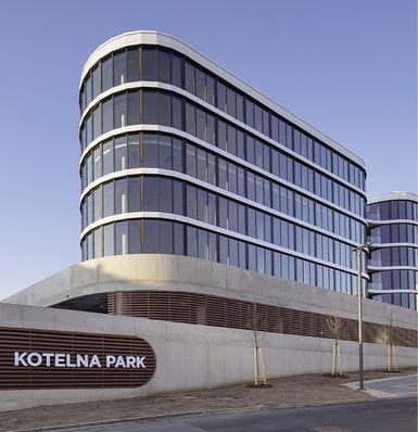 Der 12.000 m2 große Gebäudekomplex, der 2020 ­fertiggestellt wurde, ist rundum mit den ­heroal ­Aluminium-Systemlösungen für Fenster, Türen und Fassaden ausgestattet.