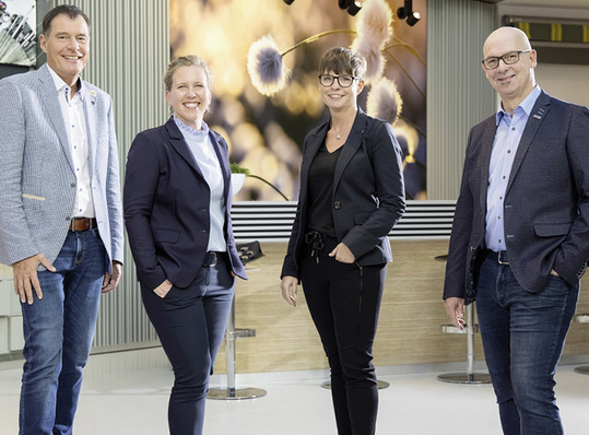 Markilux blickt auf ein anspruchsvolles Geschäftsjahr 2021 mit einem erneuten Umsatzplus zurück. Der starke Teamgeist im Unternehmen und eine vertrauensvolle Zusammenarbeit mit den Fachhandelspartnern führte insgesamt zu einer positiven Bilanz der Geschäftsführung. (Foto v.l.: Klaus Wuchner, GF für Vertrieb und Marketing, Christiane Berning, Leiterin der Abteilung Marketing und Business Development, Heike Reinermann, Personalleiterin, Michael Gerling, GF für Technik und Produktion)
