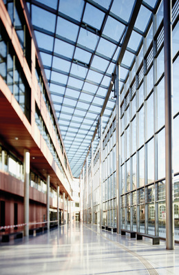 Die imposante Atriums-Verglasung sorgt für ein lichtdurchflutetes Inneres der neuen Universitätsbibliothek.