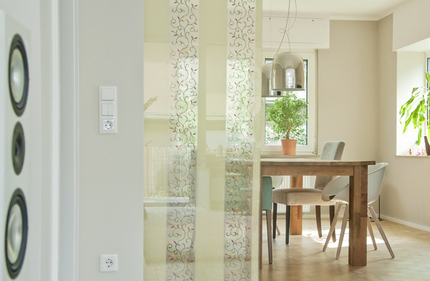 Der Hersteller bietet auch spezielle Verbundgläser an, hier im Bild ein Designglas mit einlaminiertem Stoff.