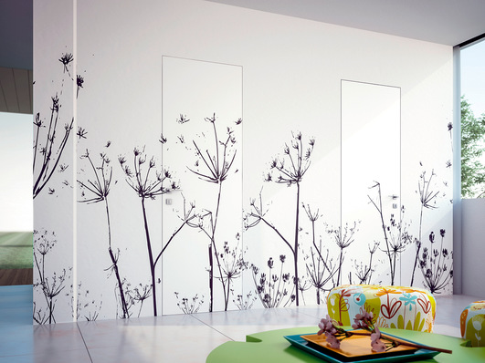 Bei dieser Innenraumgestaltung verschmelzen die Türen optisch mit der Wand.