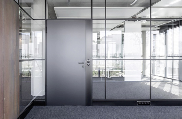 Das Trennwandsystem Life Pure 620 ist mit ­weiteren Lindner Trennwänden und Türen ­kombinierbar. 