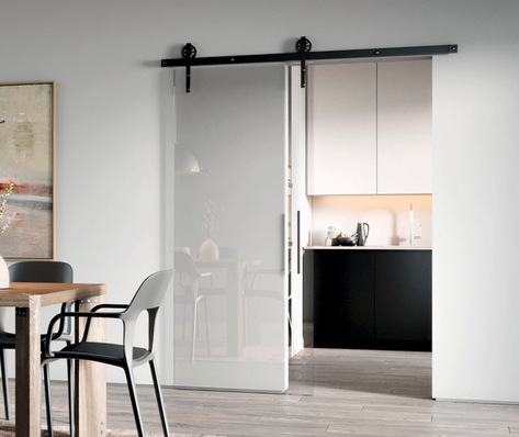 Die neue Corvara Schiebetür von C.R. Laurence in matt schwarzer Farbe ist für Glasblätter bis 80 kg geeignet.