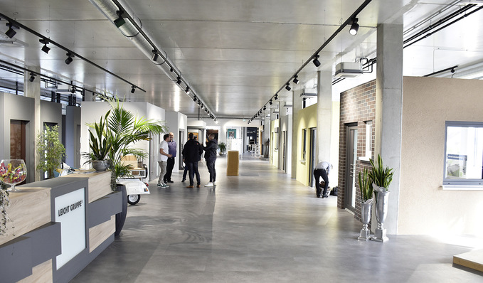 Bei Bauelemente-Ausstellungen kommt es auf die angenehme Atmosphäre für den Kunden an. Ein Duftstoff kann eine stressreduzierende Wirkung versprühen.