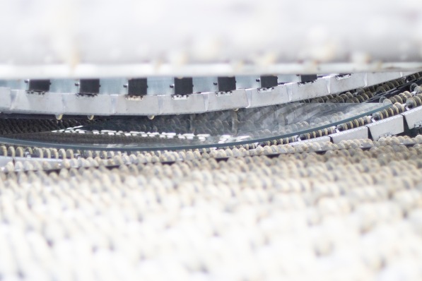 Der Glasveredler sedak setzt erneut die Messlatte für die Glasverarbeitung von Sonderformaten höher. Der neue Biege-Ofen ermöglicht Scheiben im Überformat bis 18m Länge.