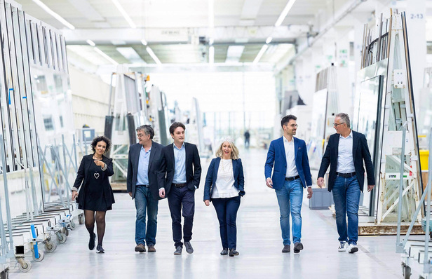 Kompetenz-Team für flaches und gebogenes Glas (v.l.): Beatriz Fernandez, Gery Chinzi, Guillaume Chinzi, Gaia Sperotto, Kevin Berni (Vertriebsleiter) und Ralf Scheurer.