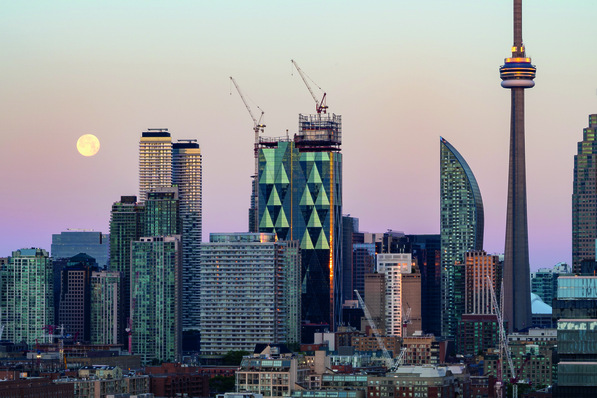 Atemberaubende Ansicht: Die Skyline des Stadtzentrums von Toronto  am frühen Morgen und bei Vollmond.
