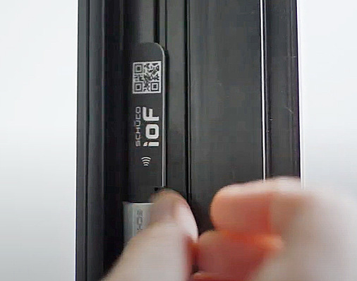 Schüco IoF ID kann ohne Bohren und Schrauben einfach auf die Innenseite des Fensterflügels aufgeklebt werden.