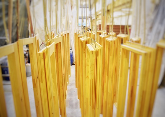 Holz wird aber als Baustoff immer beliebter – jetzt kommt es aber auch auf die Lieferströme an, wenn man zertifiziertes PEFC-Holz verwenden will.