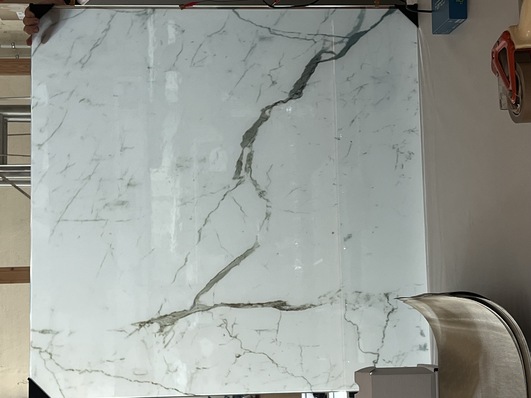 Dieses Design-Glas von Anbieter Schwan Glas lässt sich von opak nach transparent und umgekehrt schalten.