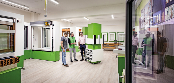 Das Schulungsprogramm geht weit über die fachgerechte Fenstermontage mit ­Befestigung und Abdichtung hinaus. An 20 Modulen kann das erlernte Know-how ­sofort in die Praxis umgesetzt werden.