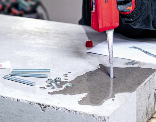 Ein Beispiel für ein Produkt, das im wassergefüllten Bohrloch verwendet werden darf, ist der Epoxidharzmörtel FIS EM Plus.