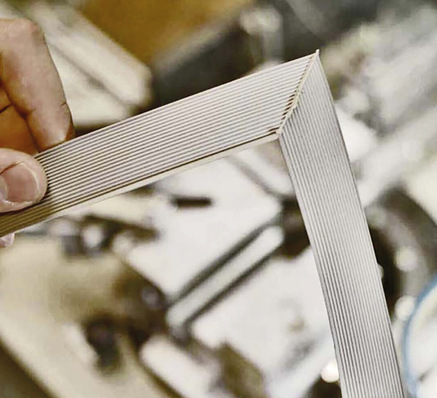 Neben der ­Produktion von vulkanisierten ­Rahmen und Form­teilen werden bei Reiff auch andere ­Leistungen wie das Ver­schweißen von TPE-Profilen, Oberflächen­bearbeitung und -beschichtung, Ablängen, Ausstanzen und Verkleben von Profilen sowie 3D-Prototyping angeboten.