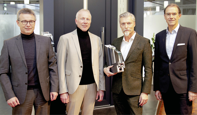 v.l.: Ernst Semar, Business Director Glass EIMEA bei H.B. Fuller | Kömmerling, ­Michael Merkle, Key Account ­Manager bei H.B. Fuller | Kömmerling, Dominik ­Kiefer aus dem Product Market Management der profine GmbH und Stefan Schäfer, Chief Product and Marketing ­Officer bei der profine GmbH, arbeiten eng zusammen.