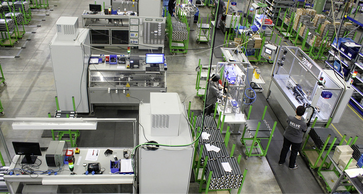 So schaut sie von oben aus – eine der insgesamt vier Fertigungslinien im neuen ­LineDesign, bei der jeweils zwei Prüfmaschinen im Serieneinsatz sind.