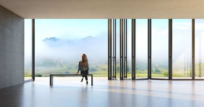 Mit der neuen Megaline von Solarlux lassen sich Glas-Faltwände mit außergewöhnlich hohen und breiten Glaselementen realisieren.