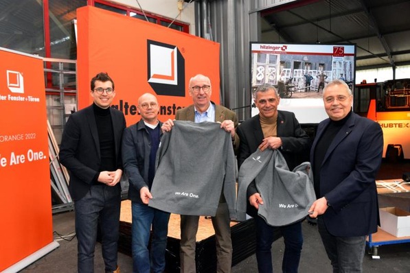 Mit dem Jahresmotto von Walter Fenster + Türen startet auch die Integration in die Hilzinger-Gruppe. Auf dem Foto v.l.: Simon Dethleffsen, Gerd Walter, Helmut Hilzinger, Christian Bandle, Dr. Frank Walter (am Ende einer Betriebsversammlung gab es eine symbolische Trikotübergabe mit dem Motto „We are One.“)