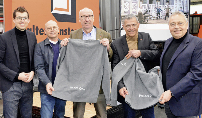 Mit dem Jahresmotto von Walter Fenster + Türen startet auch die Integration in die Hilzinger-Gruppe. Auf dem Foto v.l.: Simon Dethleffsen, Gerd Walter, Helmut Hilzinger, Christian Bandle, Dr. Frank Walter (am Ende einer Betriebsversammlung gab es eine symbolische Trikotübergabe mit dem Motto „We are One.“)