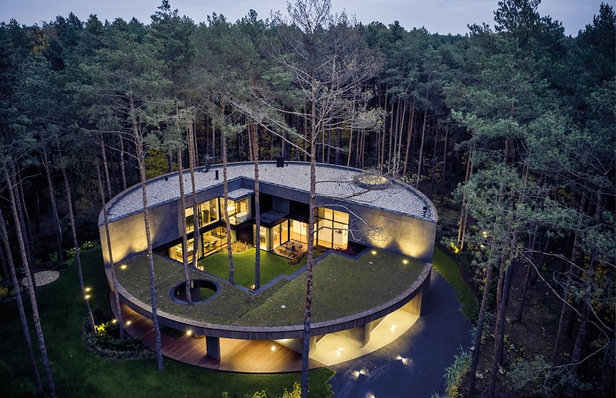 Wie ein Teil der ­umgebenden Natur wirkt das Circle Wood House im polnischen ­Kampinos-Nationalpark. 