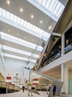 Für Tageslicht und Frischluft sorgen die Lichtbänder aus Velux Modular Skylights in den Dächern der beiden Atrien. 