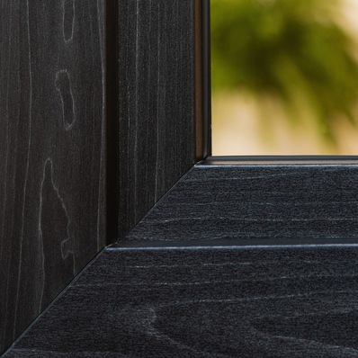 Das neue Dekor Exofol PX Yakisugi basiert auf einer alten japanischen Handwerksmethode zur Holzkonservierung.