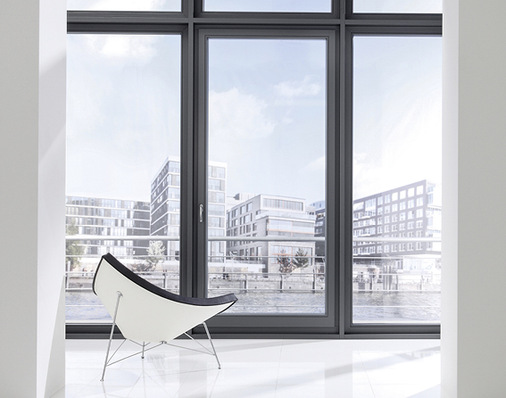 Siegenia erweitert sein Portfolio an ­Öffnungsbegrenzern um eine Ausführung mit Kindersicherheit gemäß EN 13126-5 und eine Komfortvariante. Optisch dezent ist der Verzicht auf zusätzliche Entriegelungs­mechanismen am Fensterflügel.